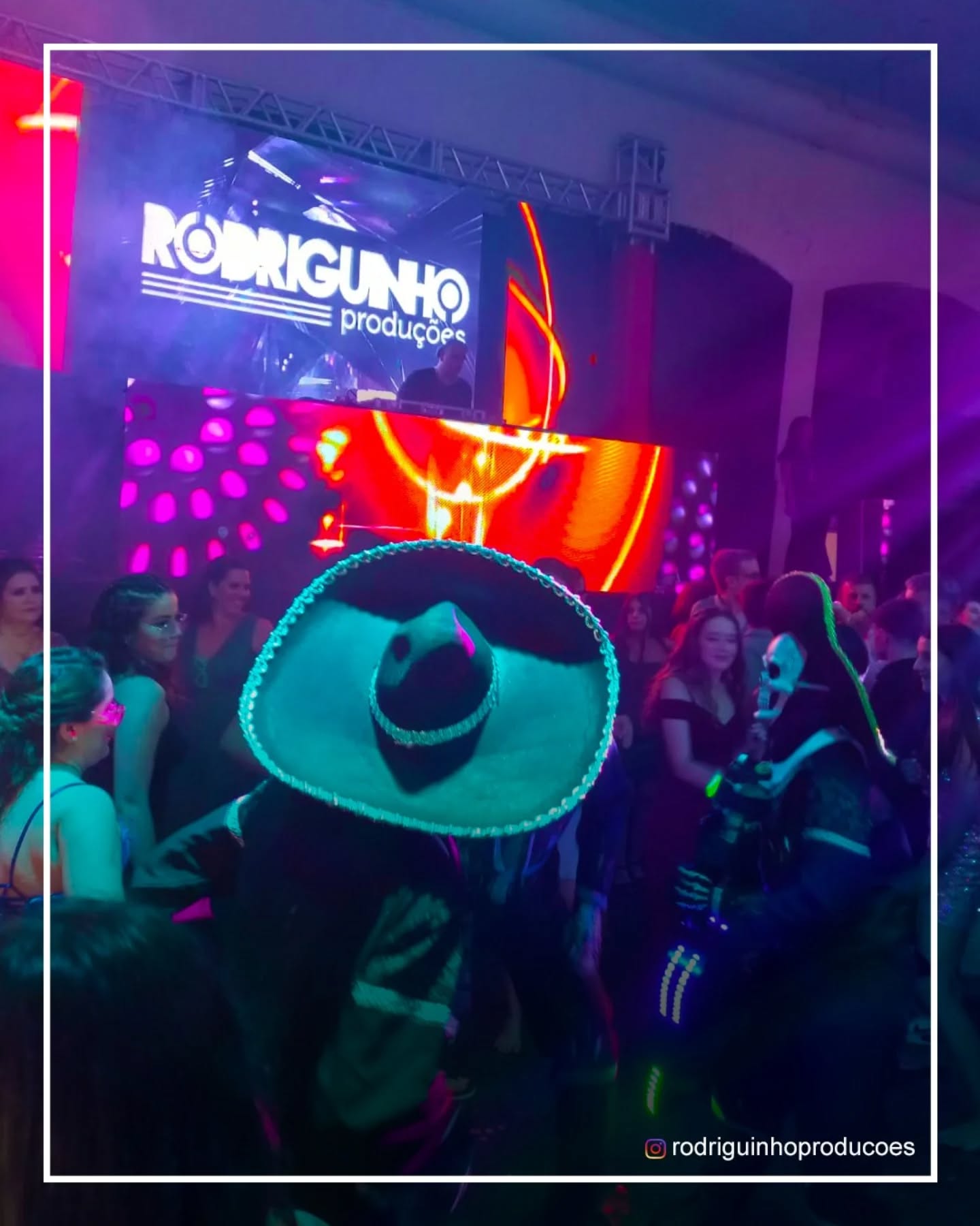 "Uma Profissão Como Qualquer Outra"

Ser DJ ou trabalhar com eventos não é apenas “festa”, é profissão, dedicação e muito trabalho por trás de cada apresentação. Assim como qualquer outra área, exige estudo, investimento, técnica, responsabilidade e, acima de tudo, respeito.

Organizar um evento ou comandar a pista de dança não é só apertar play. É entender o público, montar um set coerente, lidar com equipamentos, horários, contratos, imprevistos e entregar uma experiência única. 

É passar horas preparando, carregando, montando, desmontando, viajando, tudo para fazer dar certo.

DJ, produtor, técnico de som, iluminador, cerimonialista: são todos profissionais que movimentam uma cadeia enorme da economia criativa. Cada evento é um trabalho sério, com muito suor envolvido.

Então, da próxima vez que alguém disser ou pensar que “trabalhar com festa não é trabalho”, lembre-se: toda arte, todo evento e toda experiência de entretenimento só acontece porque alguém está ali dando duro, como em qualquer outro emprego.

#SOUDJ #djrodriguinho #djrodriguinhoproducoes #rodriguinhoproducoes #eventos #Festas #casamentos #debutantes #sonhos